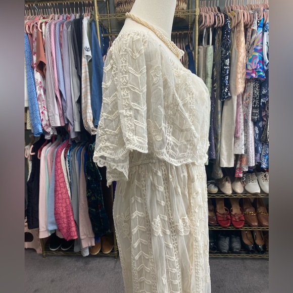 Everyday Chic Boutique FLORAL LACE MAXI, CREAM DRESS. Size Small. - Picture 8 of 14